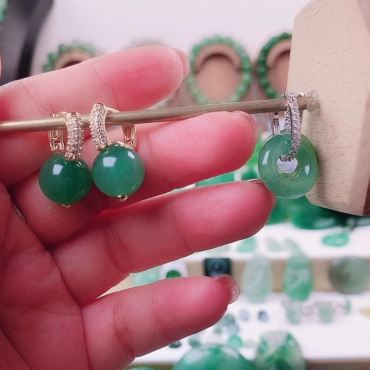 石英质玉合金耳饰