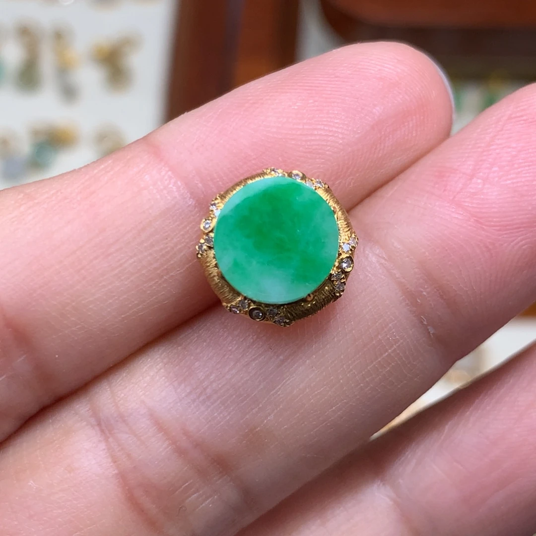 翡翠18K金镶嵌毛衣链绿无事牌