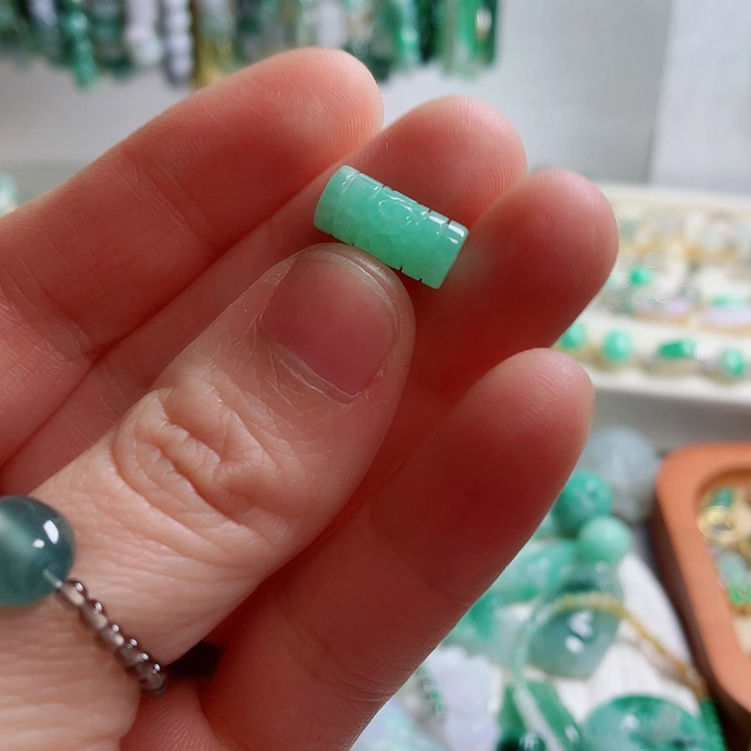 翡翠未镶嵌颈饰14卡6冰绿