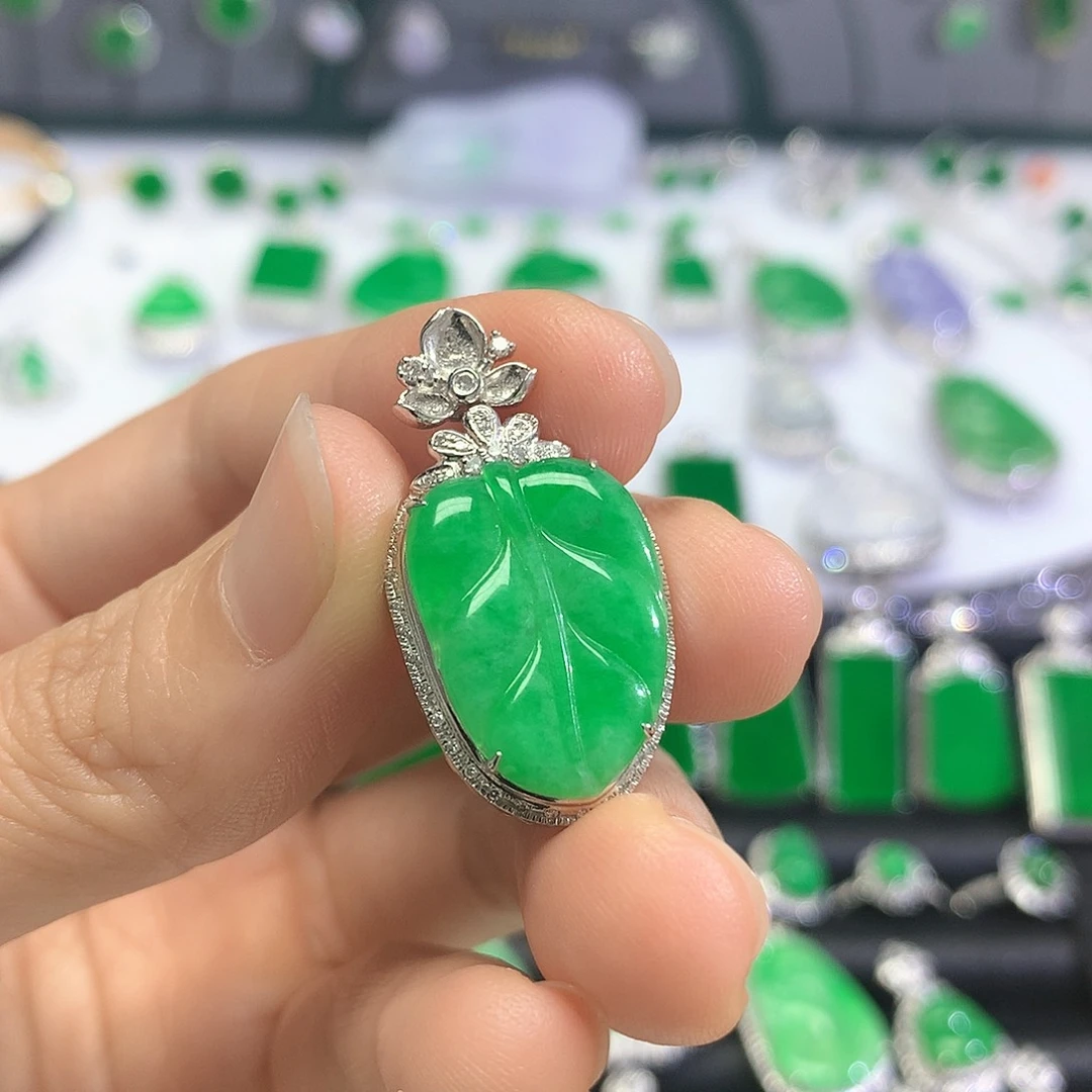 颈饰18K金镶嵌翡翠吊坠