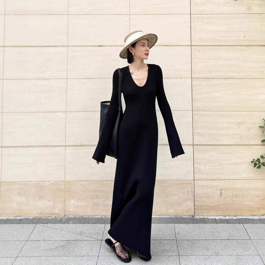 3183黑色V领长袖针织连衣裙女新款赫本风气质简约收腰显瘦a字长裙