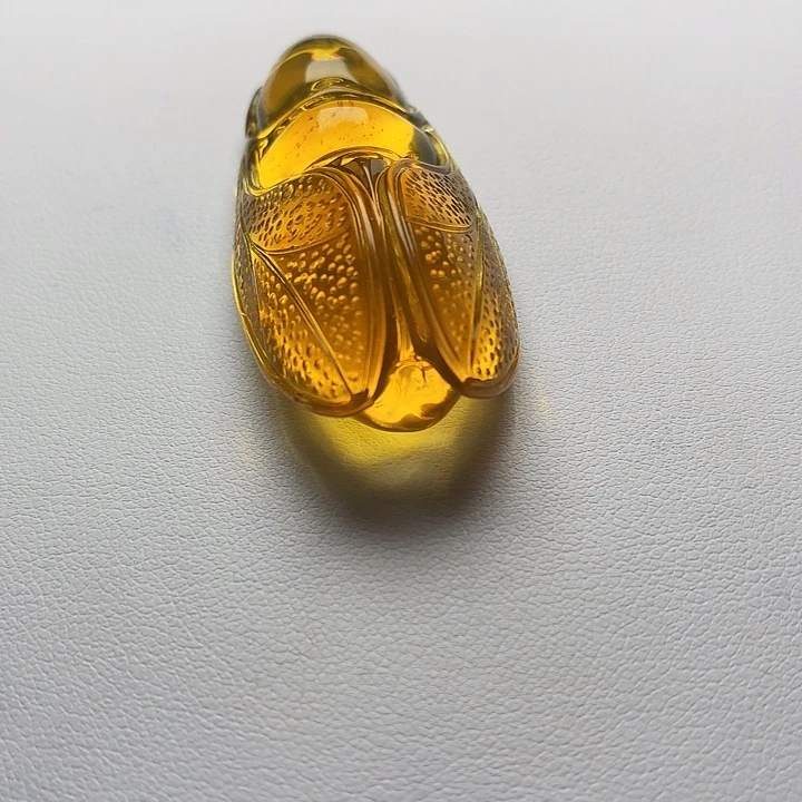 琥珀未镶嵌颈饰。z