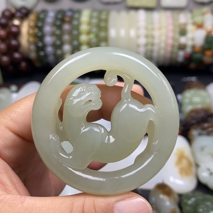 和田玉未镶嵌颈饰带**卫