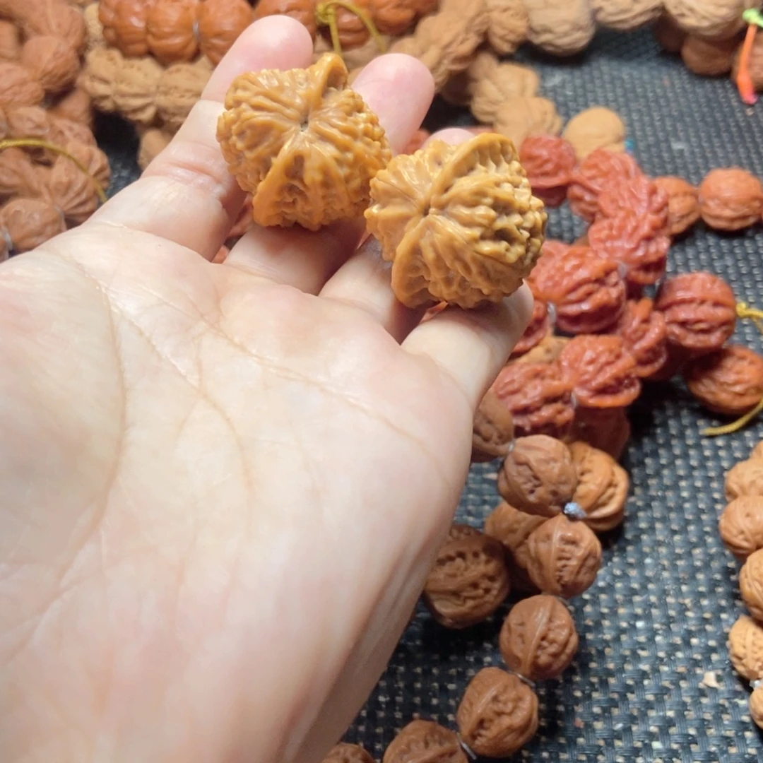 文玩核桃吊坠玲珑一对