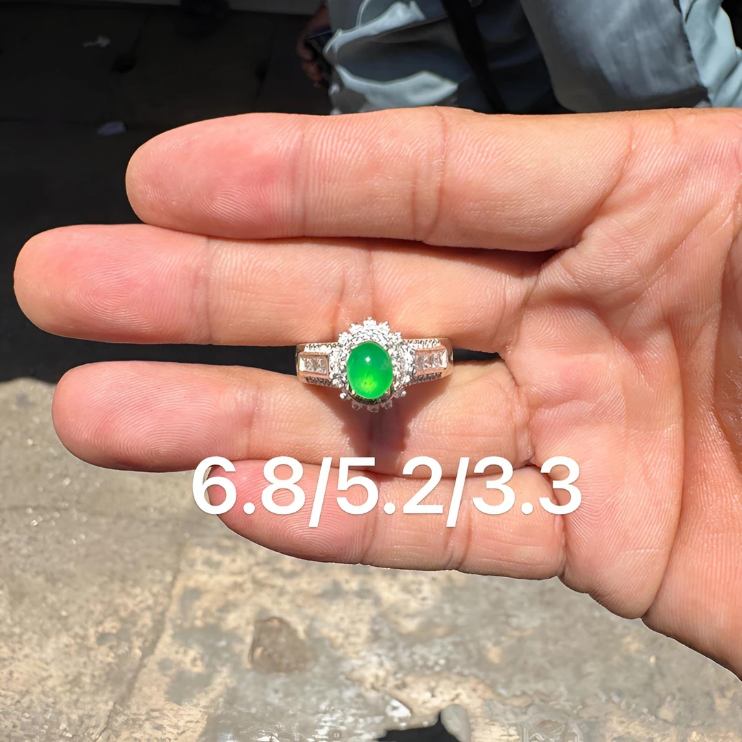 0701(小哪吒在源头)高冰种翡翠木那阳绿戒面干净饱满荧光足M50