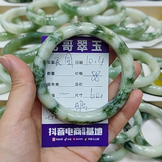 天***方透闪石-蛇纹石玉未镶嵌手镯