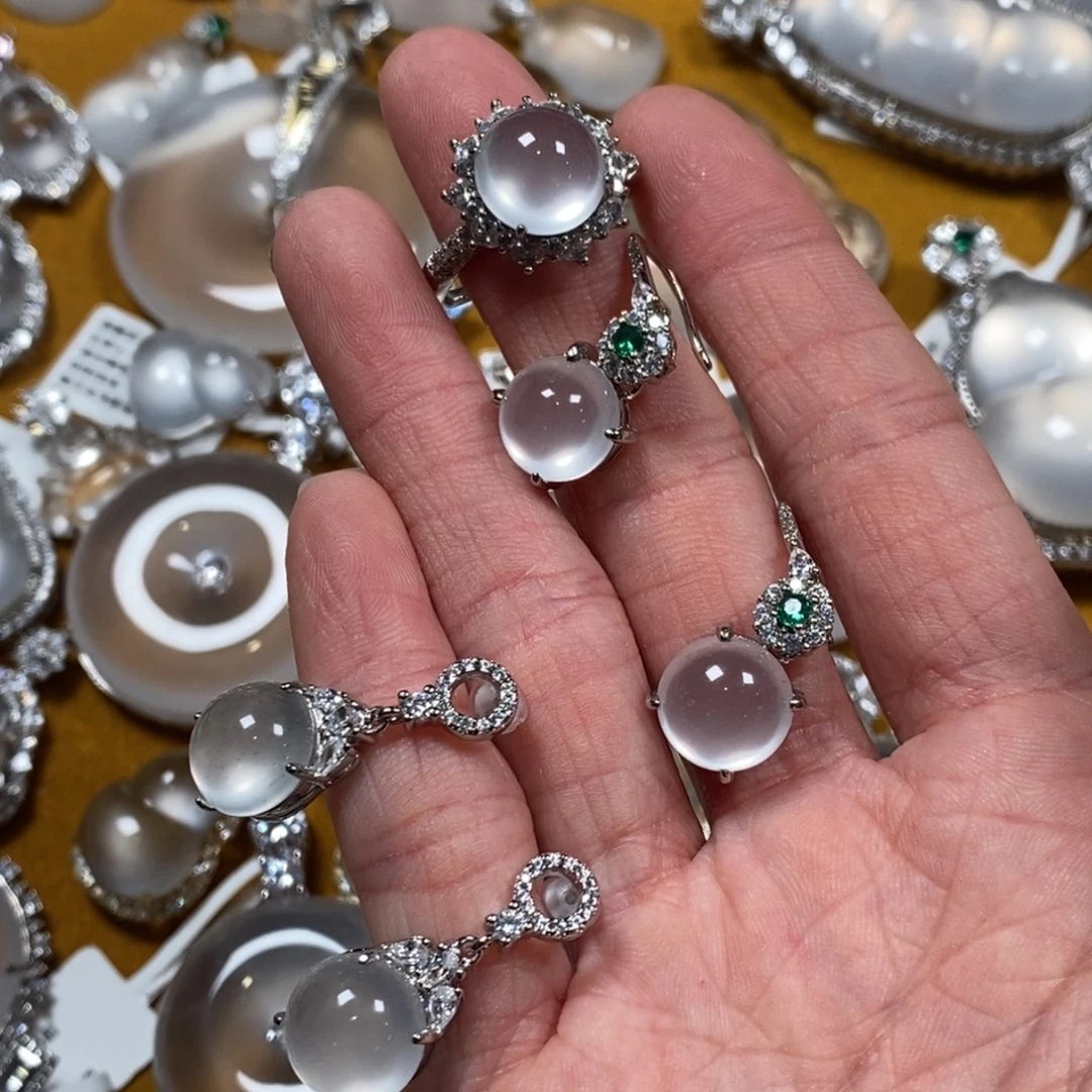 爱***们石英质玉合金颈饰三件套