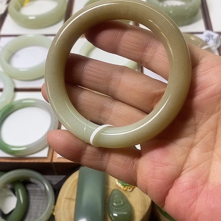 和田玉未镶嵌手镯