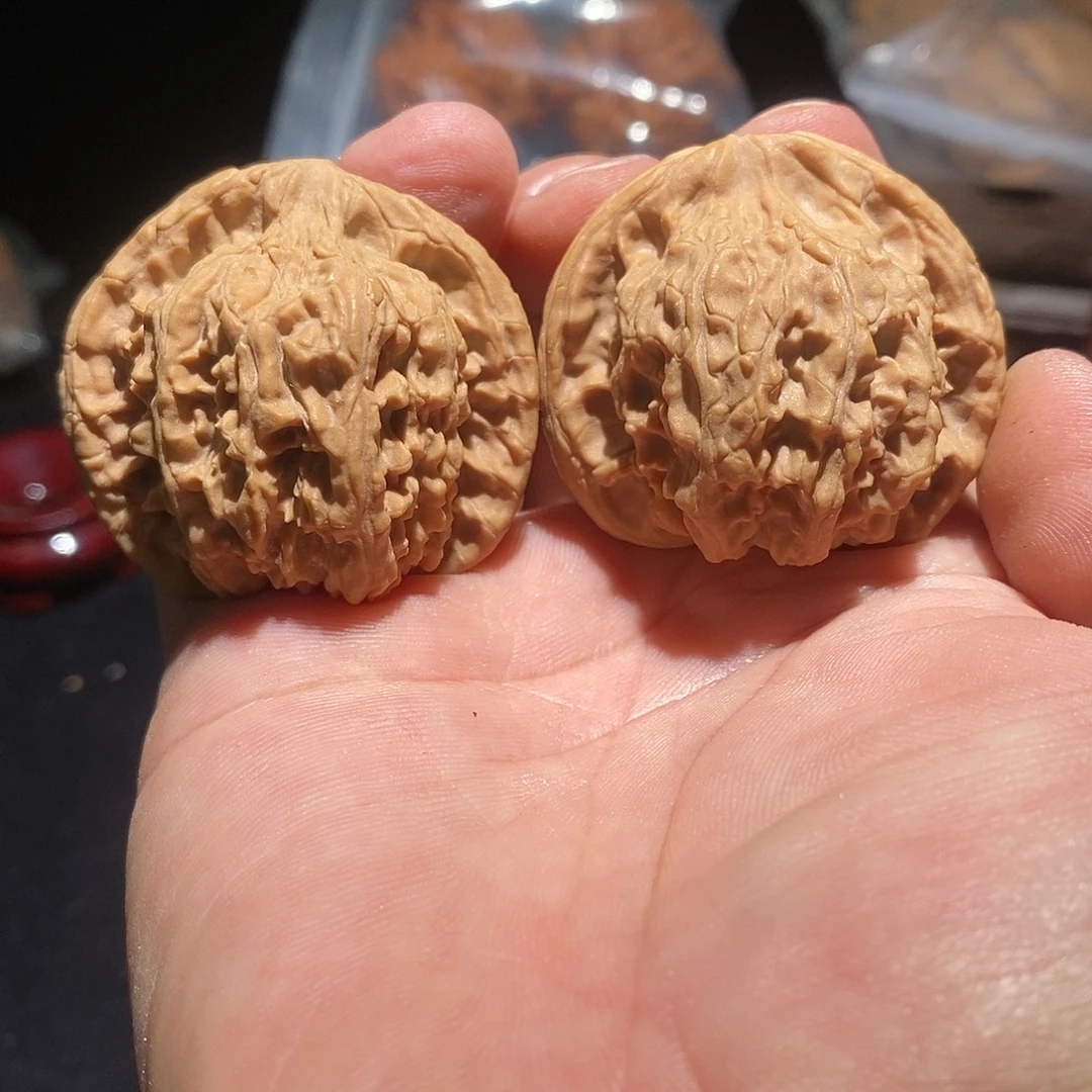 文玩核桃吊坠红狮子