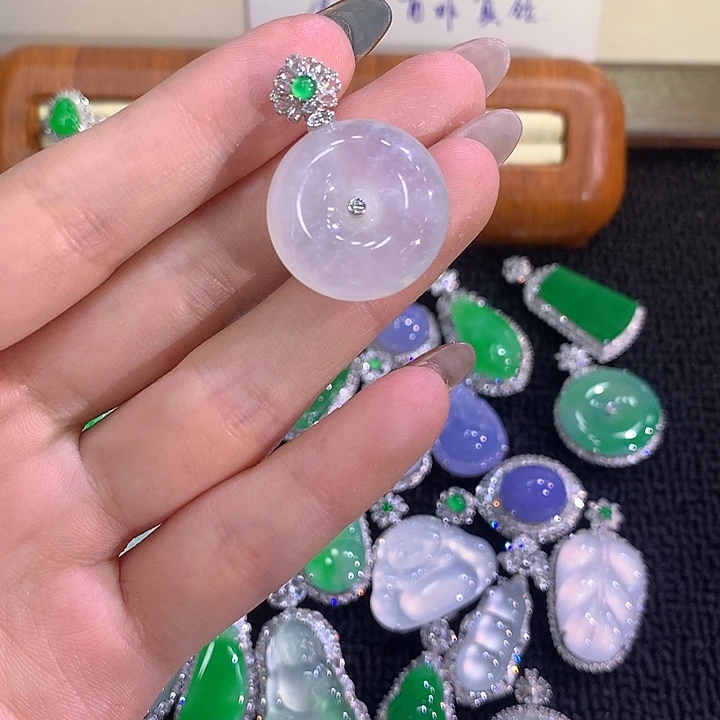 颈饰18K金镶嵌翡翠