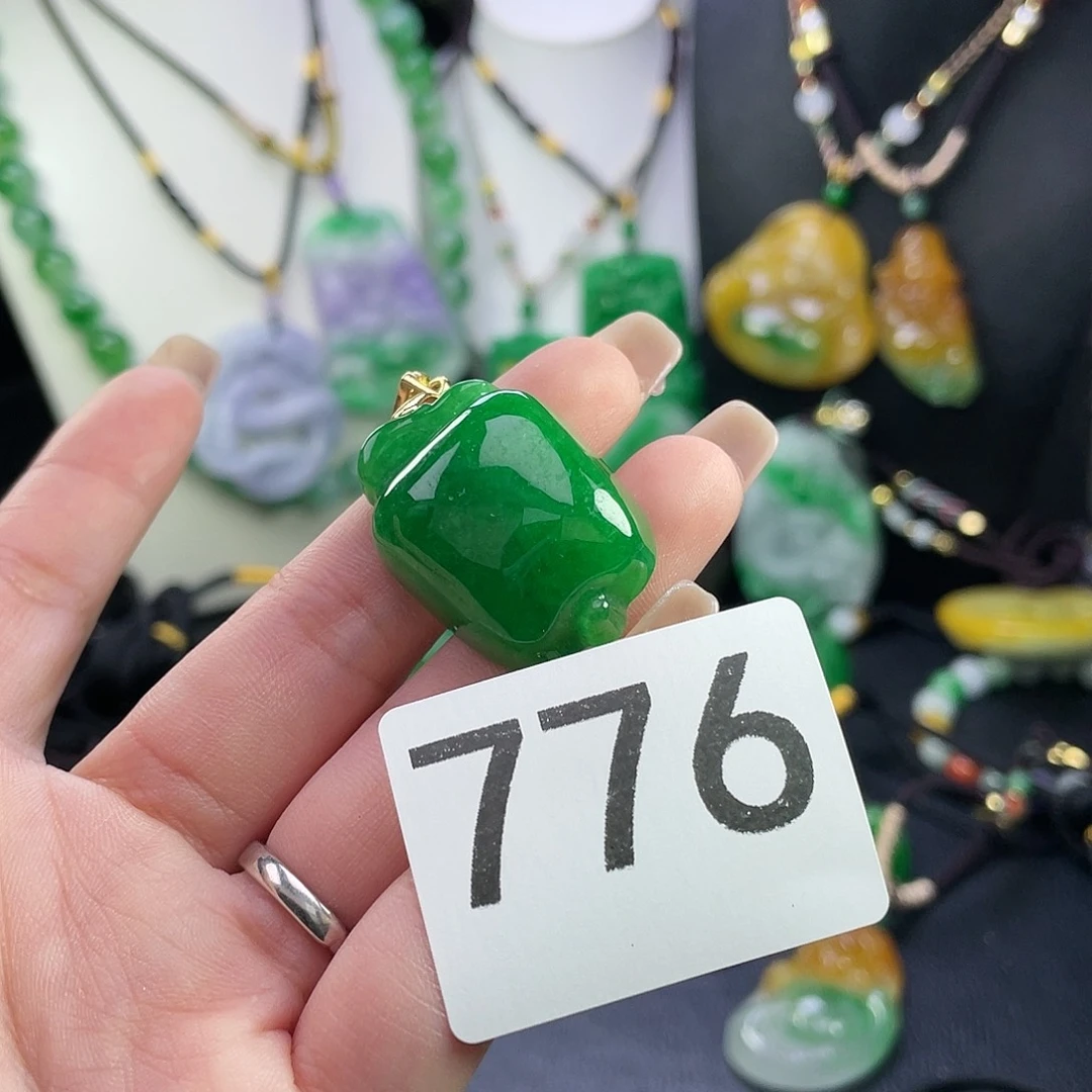 翡翠未镶嵌吊坠(赠链)