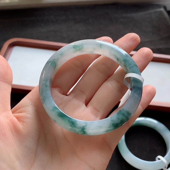 翡翠手镯未镶嵌手镯