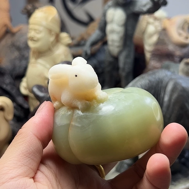 辽宁石兔子手把件