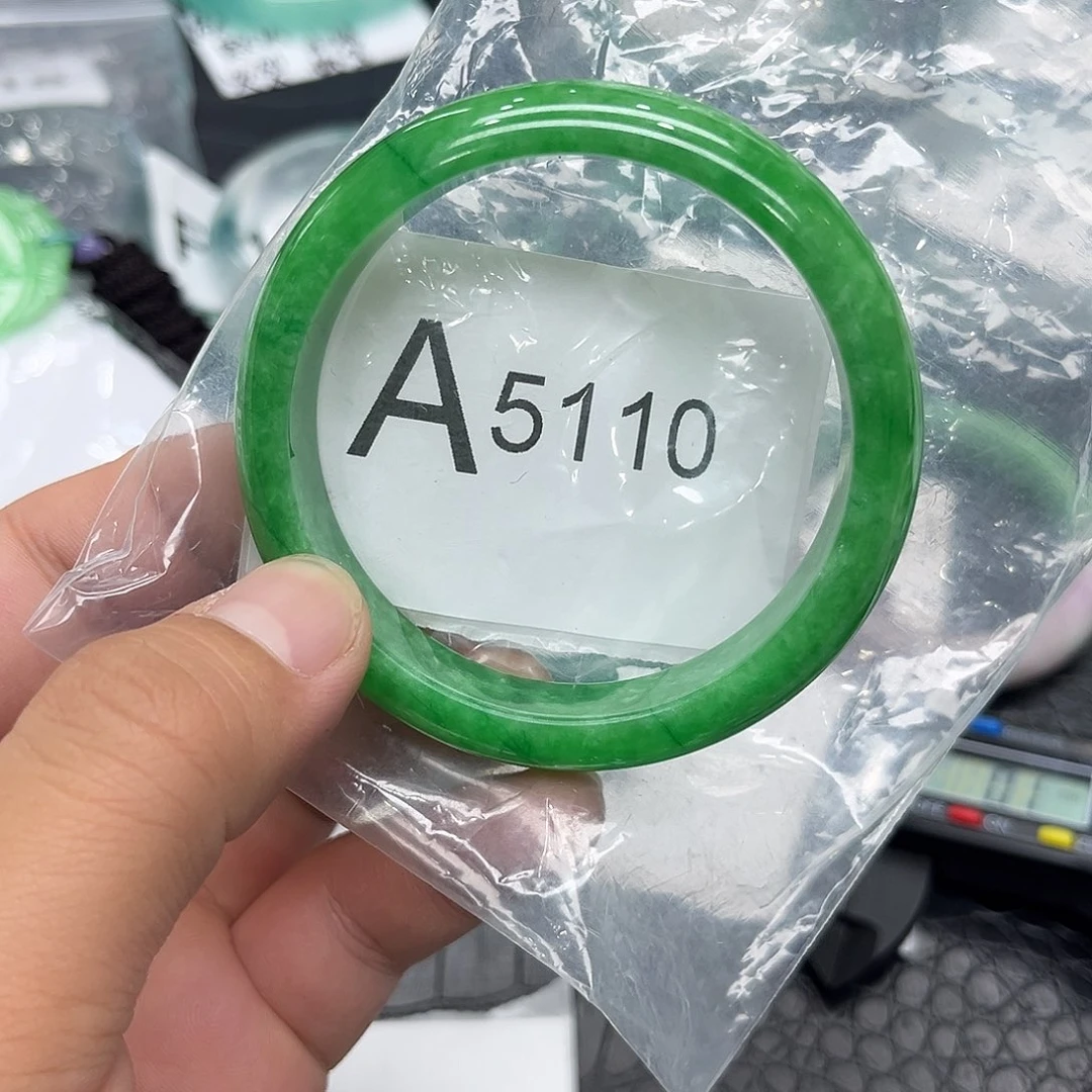 翡翠手镯未镶嵌默认瑕疵