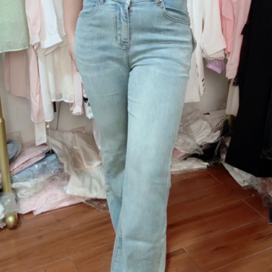 浅色下款牛仔微辣裤