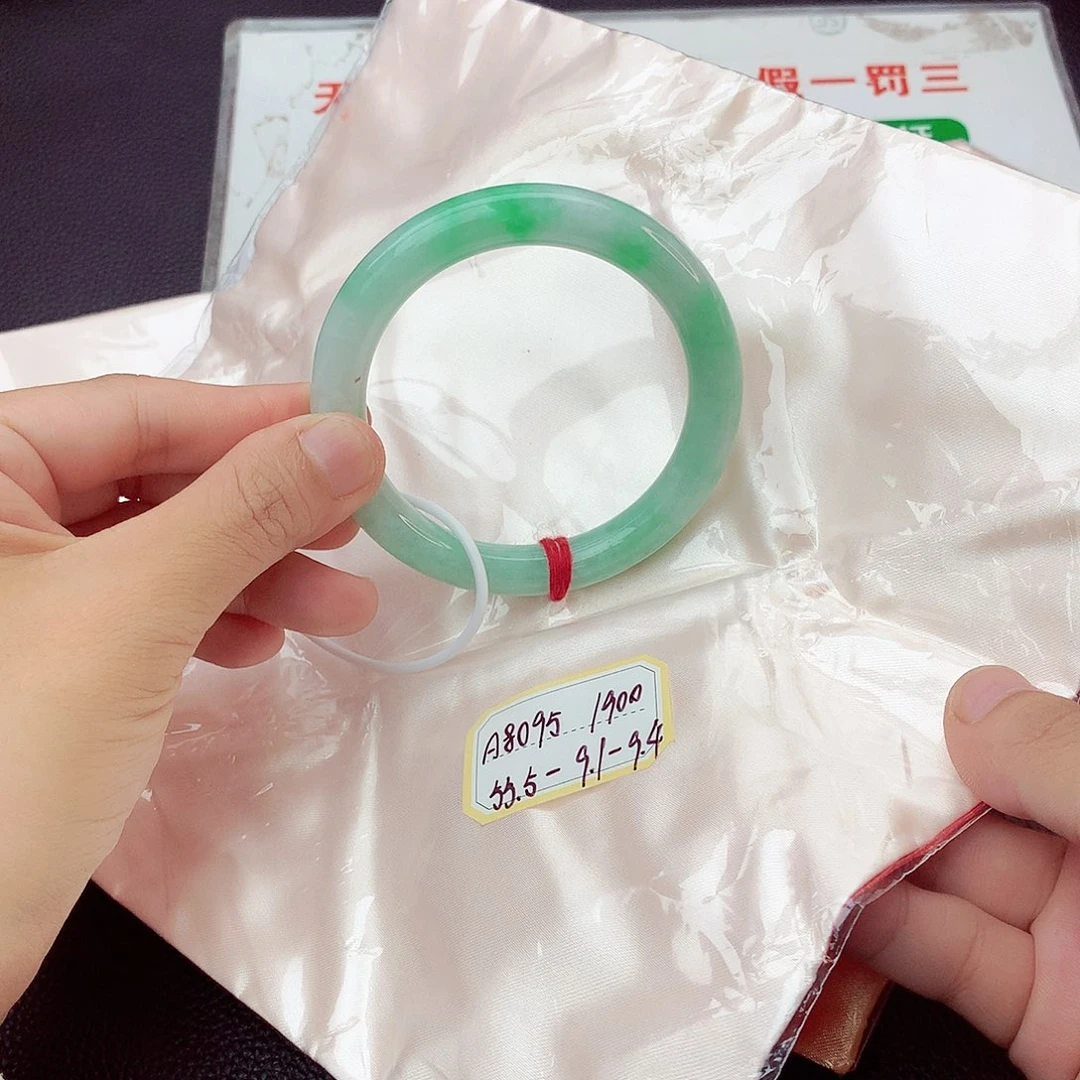 翡翠手镯未镶嵌翡翠