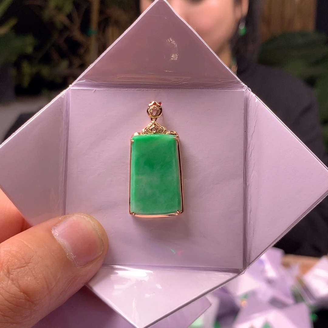 翡翠18K金镶嵌颈饰无事牌
