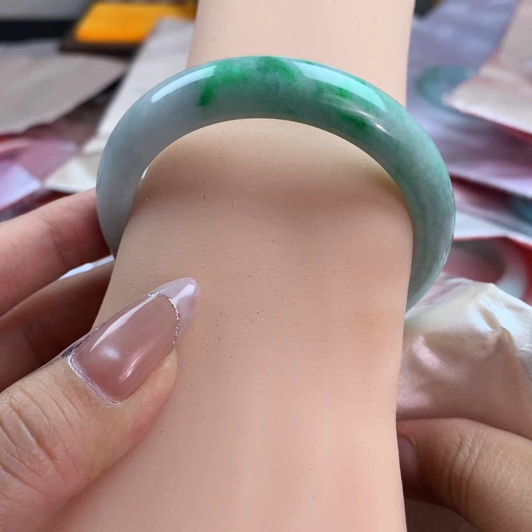 翡翠未镶嵌手镯辣绿