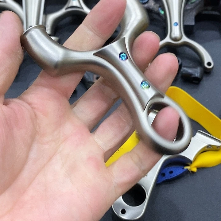 把***低85钛合金盲僧圆头带一圈琥珀带