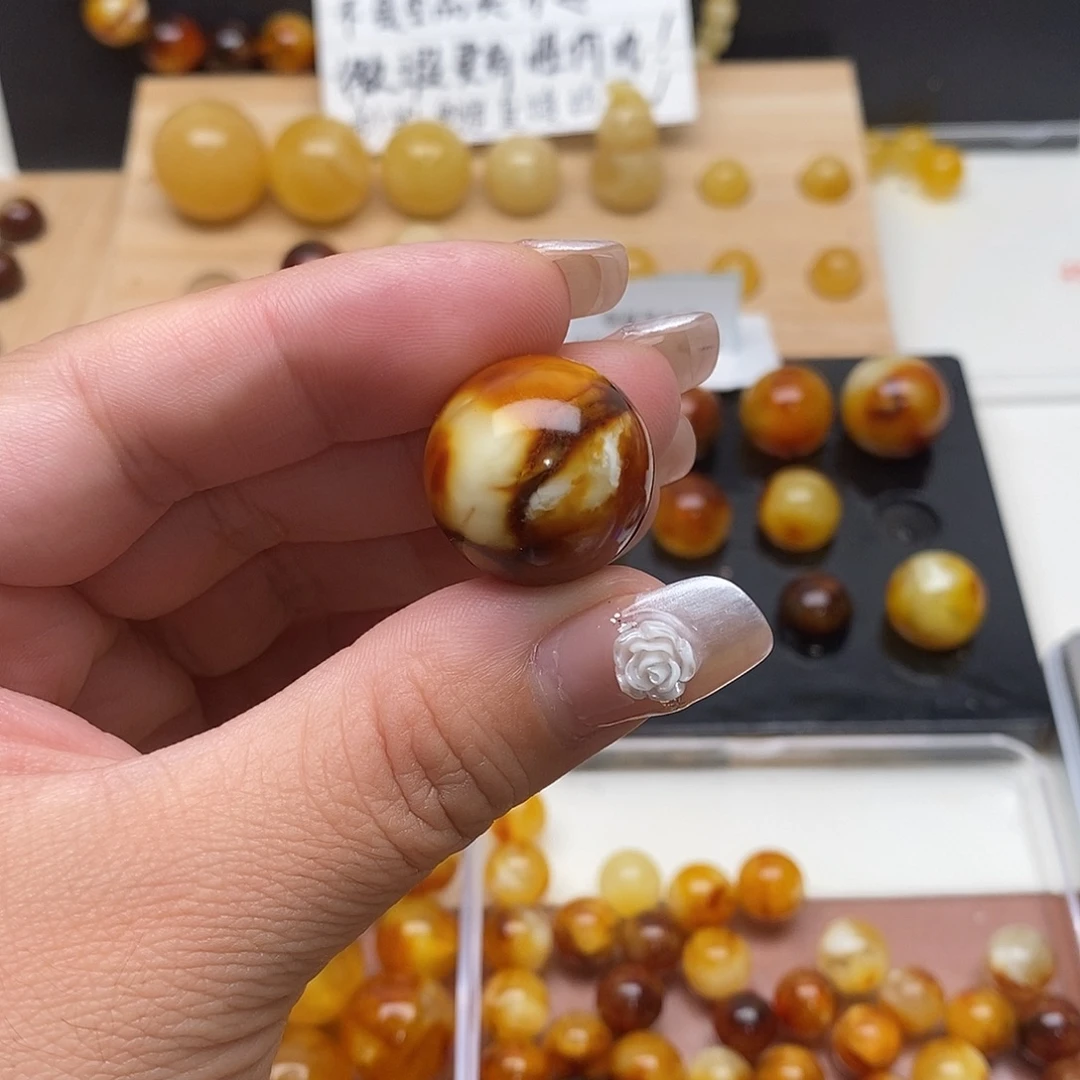 一***光裸石虫珀未镶嵌蜜蜡