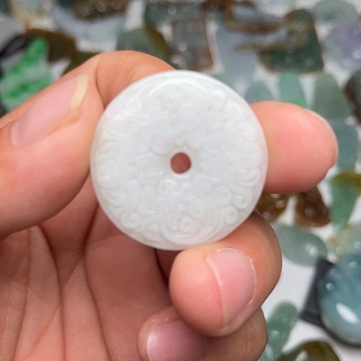 翡翠未镶嵌颈饰平安扣