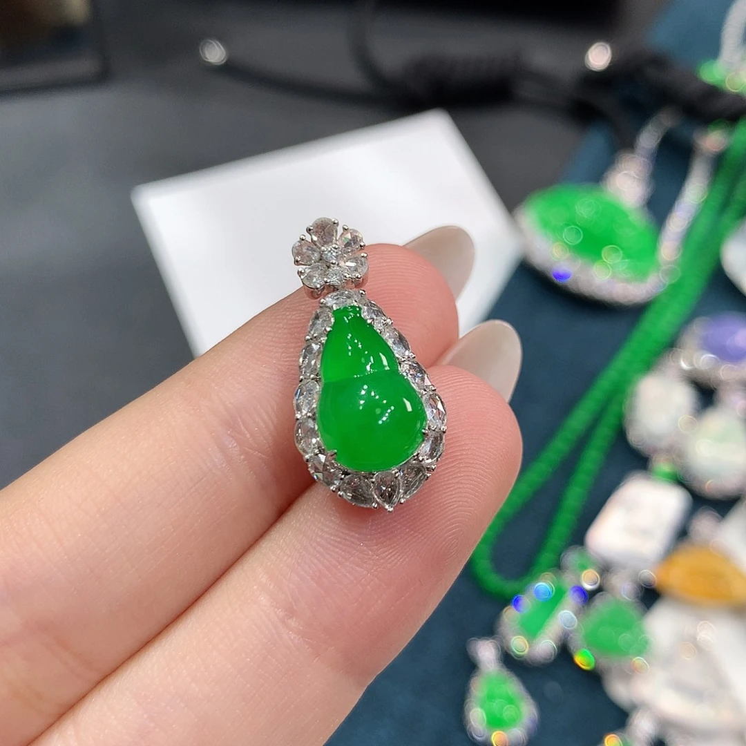 翡翠18K金镶嵌颈饰正冰浓艳阳绿葫芦 48小时鉴赏期