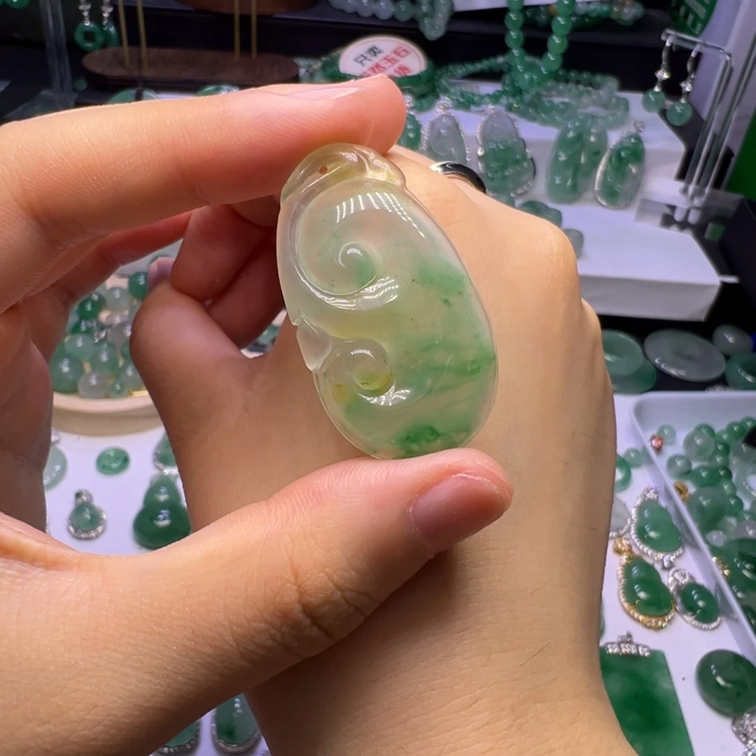 夭***灵石英质玉（非洲翠）未镶嵌颈饰