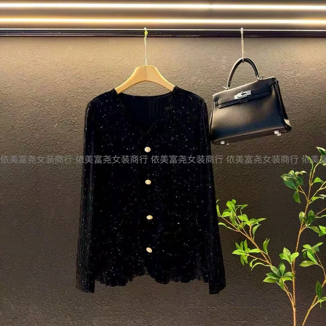 新款2025大码v领时尚女欧货洋气显瘦百搭藏肉纽扣小衫/6605