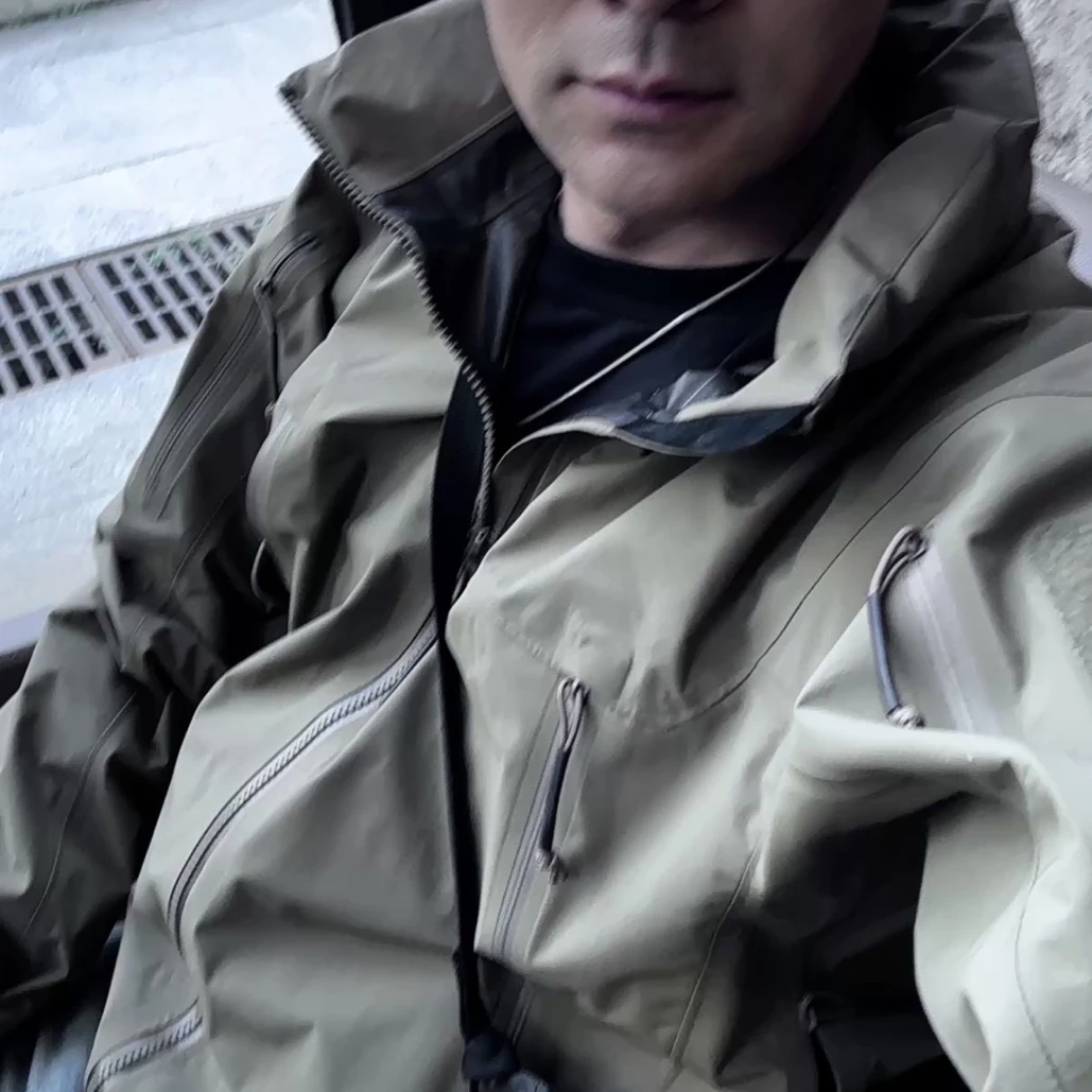 男女无标光版通用防风防水户外硬壳冲锋衣适合登山穿着