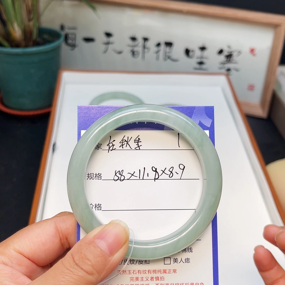 在***奔石英质玉（金丝玉）未镶嵌手镯