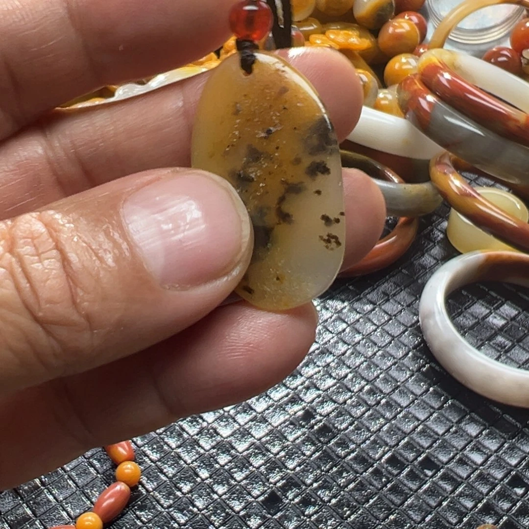 石英质玉未镶嵌颈饰