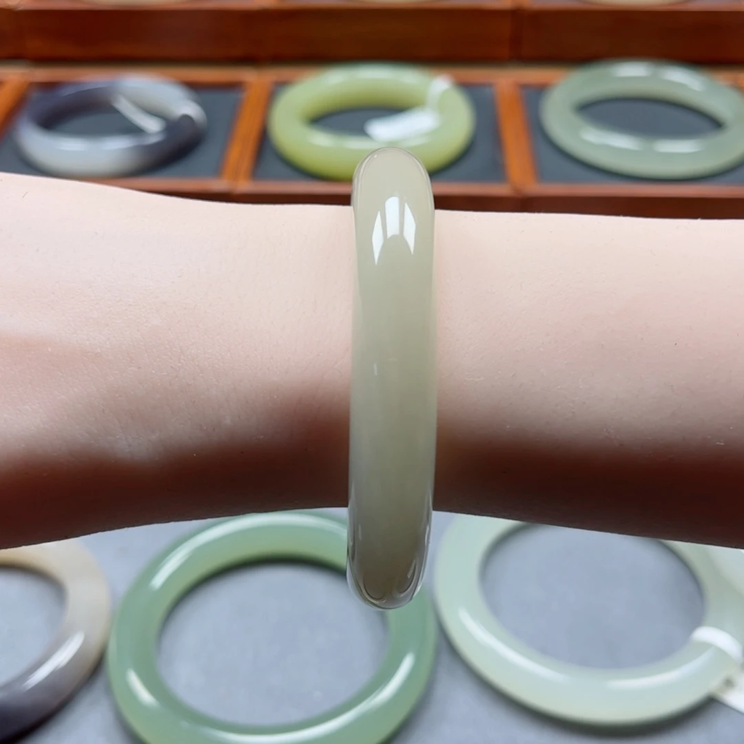 和田玉未镶嵌手镯