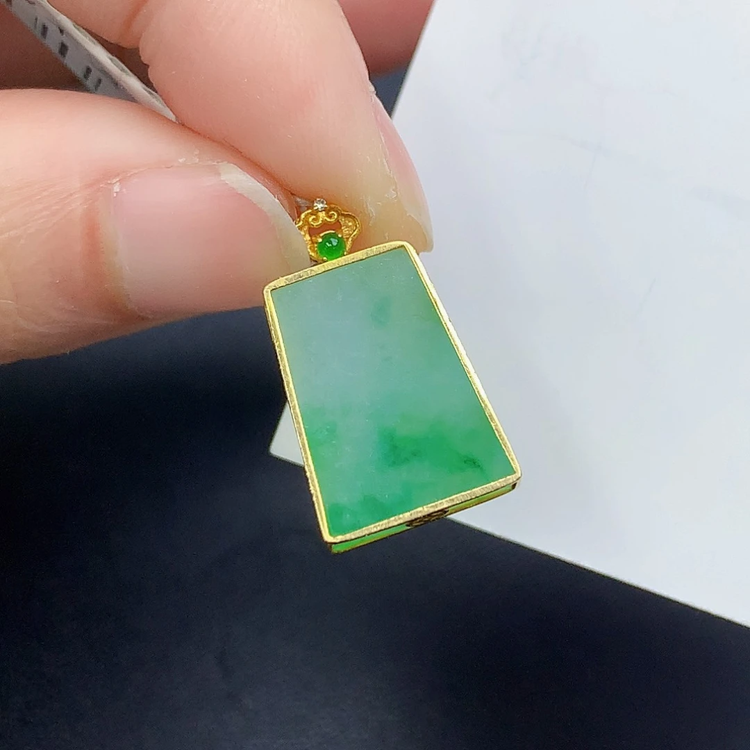 颈饰18K金镶嵌翡翠