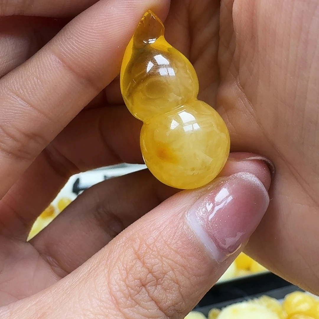 琥珀裸石未镶嵌……