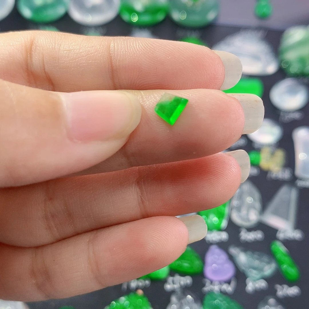 【闪购商品】翡翠颈饰未镶嵌绿切割