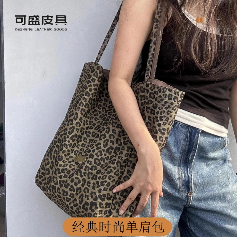 通勤时尚帆布包包女新款松弛感豹纹双面托特包学院风大容量单肩包