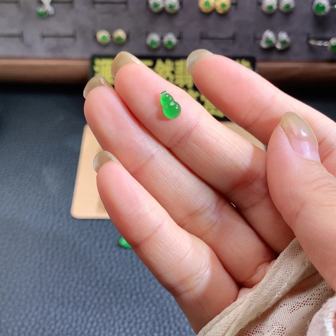 *****翡翠未镶嵌颈饰葫芦