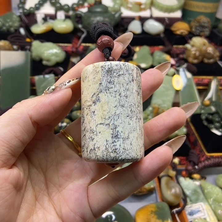 未镶嵌岫岩河磨玉（透闪石质玉）把件