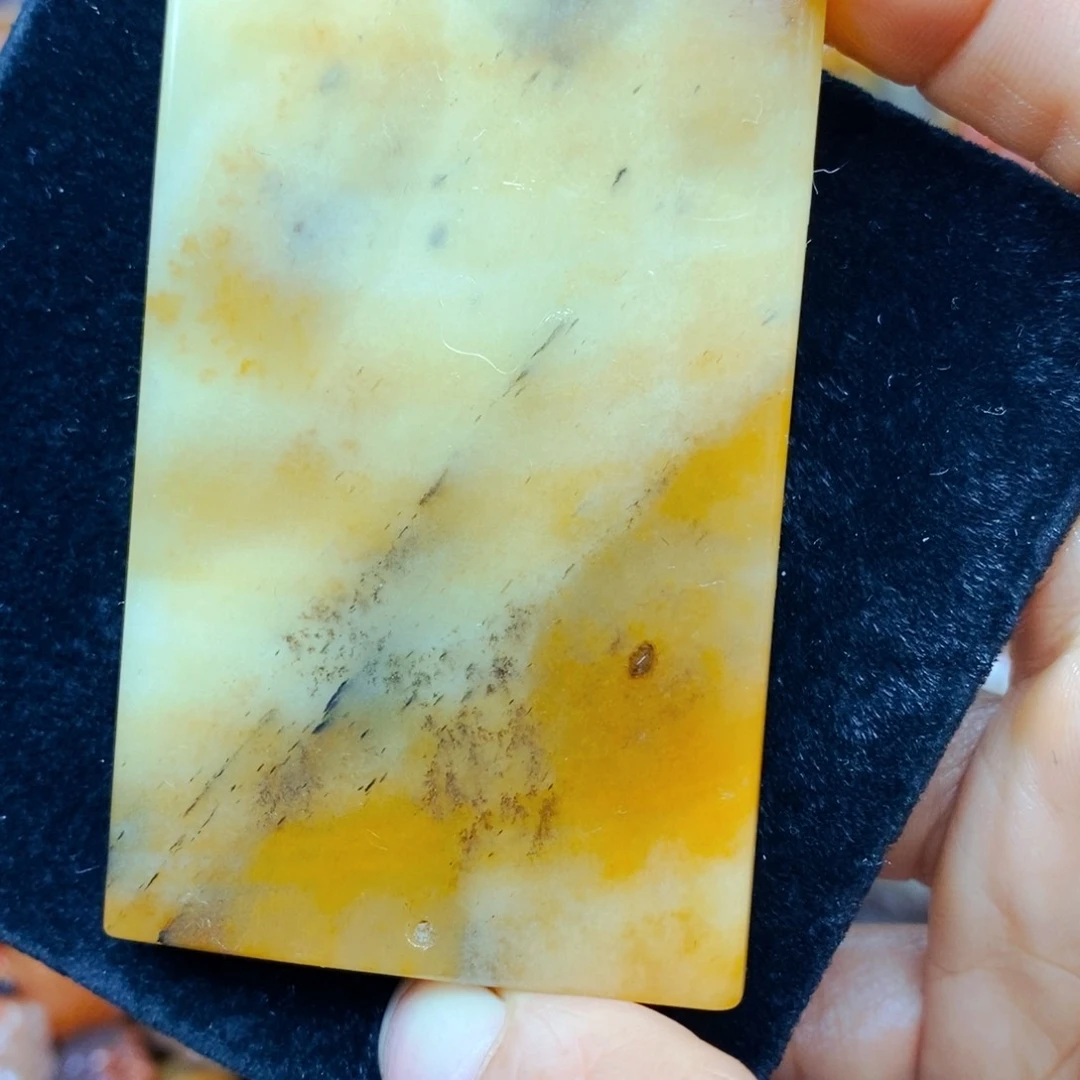 未镶嵌石英质玉（黄龙玉）颈饰