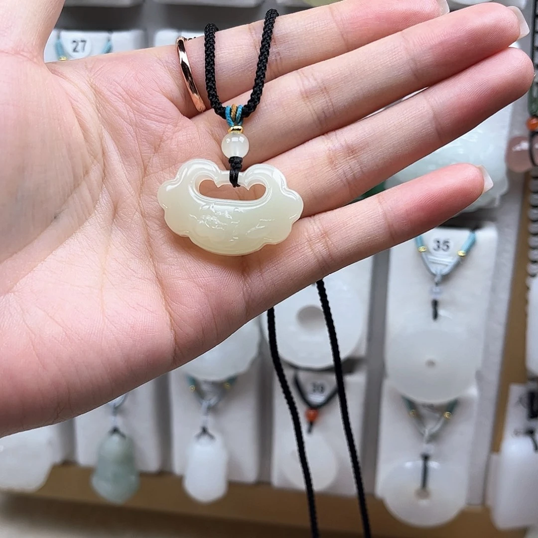 颈饰未镶嵌石英质玉