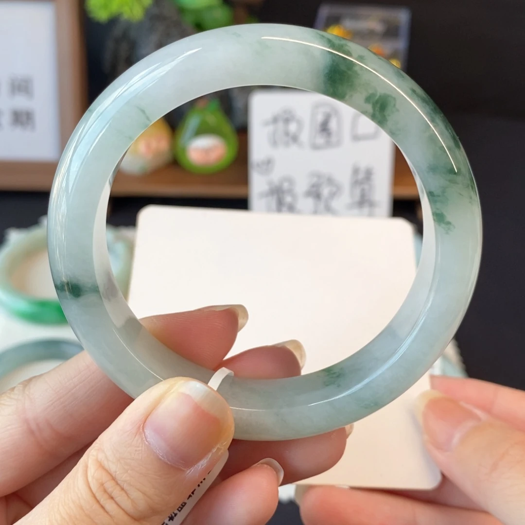 翡翠手镯未镶嵌飘花57.8有纹