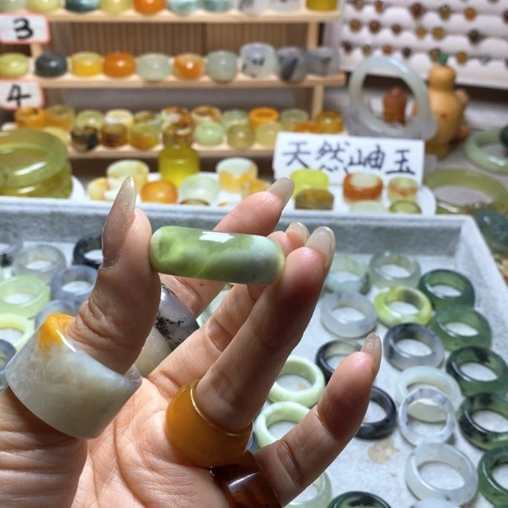 猪***倒未镶嵌蛇纹石玉戒指岫玉精品指环港码 28