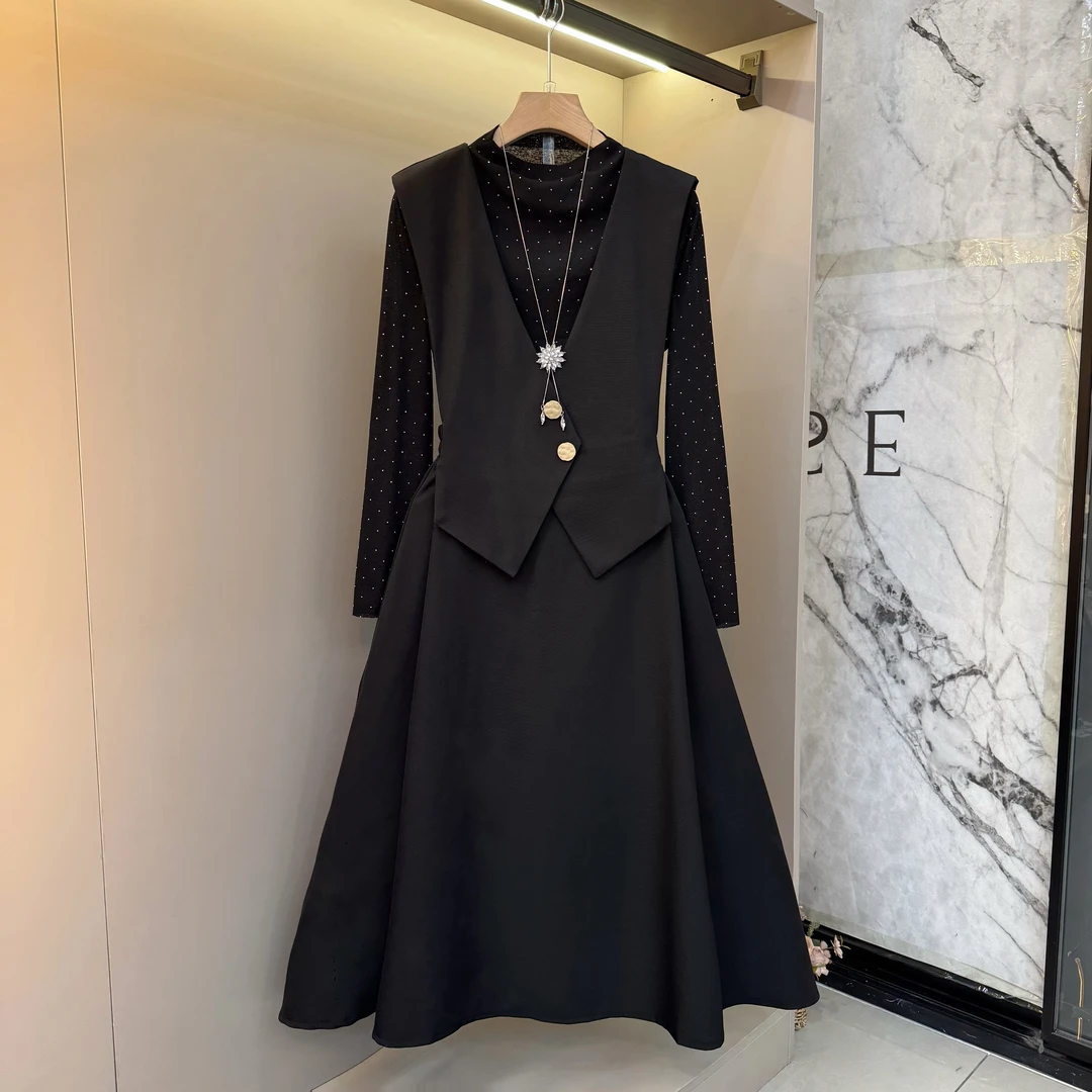 2025秋季流行新款高级感干净简约钻衫+马甲裙两件套8806