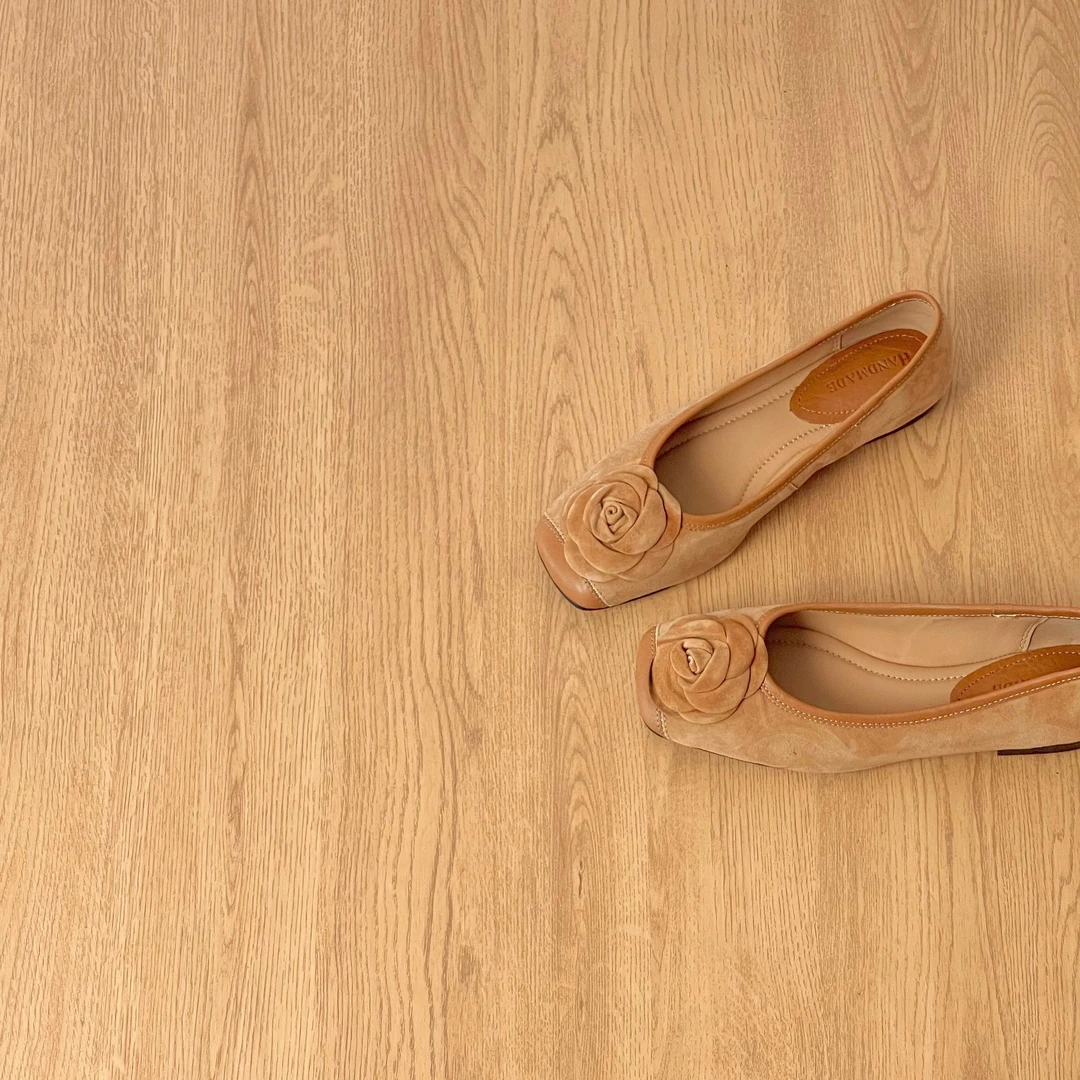 HUSSLOVE 头层牛皮+羊猄·跟高1CM·复古简约磨砂皮花朵方头单鞋女