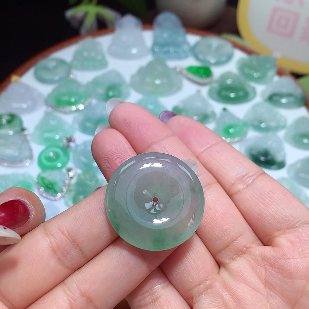 翡翠未镶嵌颈饰平安