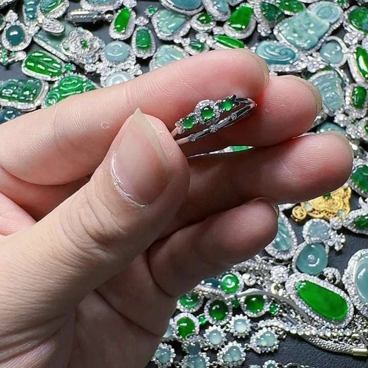 翡翠颈饰未镶嵌天然A货翡翠放漏