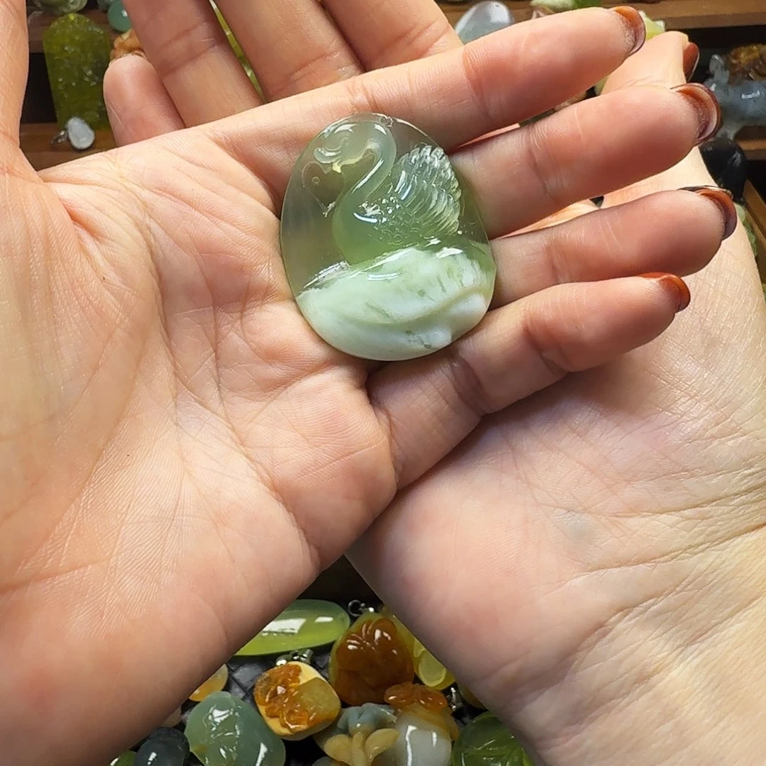 浅***笑蛇纹石玉未镶嵌颈饰