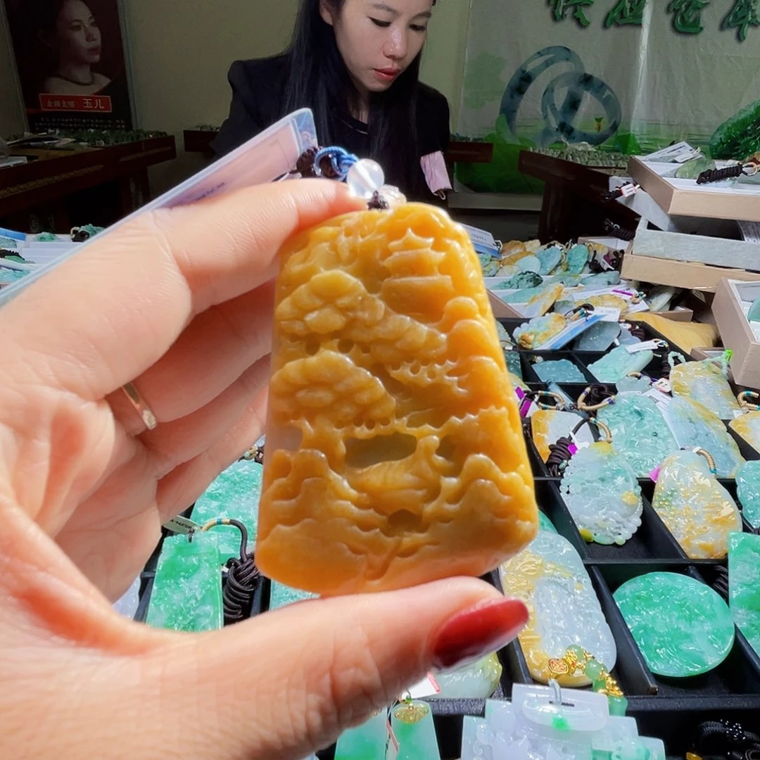 翡翠未镶嵌颈饰一个