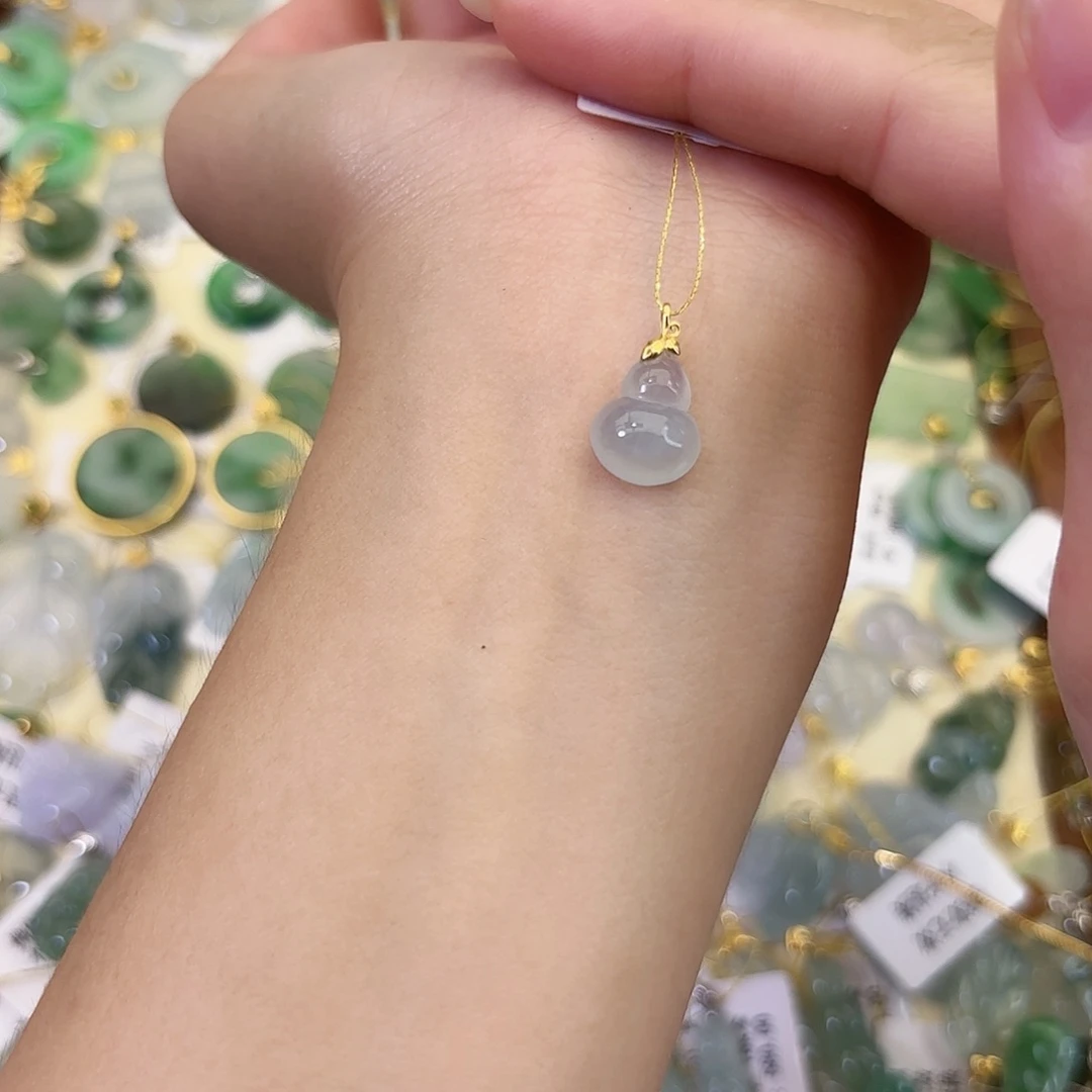 颈饰18K金镶嵌翡翠葫芦