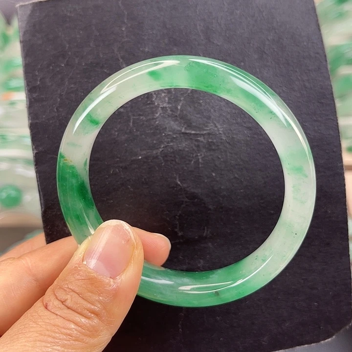 未镶嵌手镯石英质玉